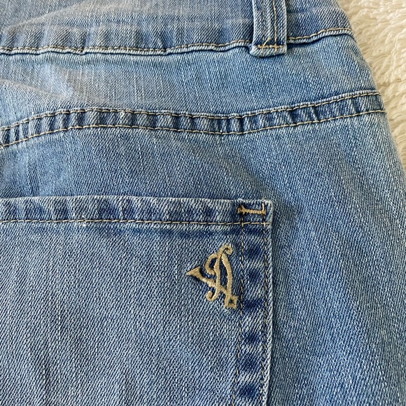 VIP JEANS Distressed, Ripped & Faded.🌼 - Picture 7 of 8